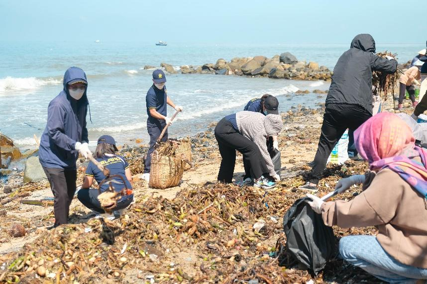 MỘT DỰ ÁN CĂN HỘ NGHỈ DƯỠNG CHUNG TAY LÀM SẠCH BÃI BIỂN