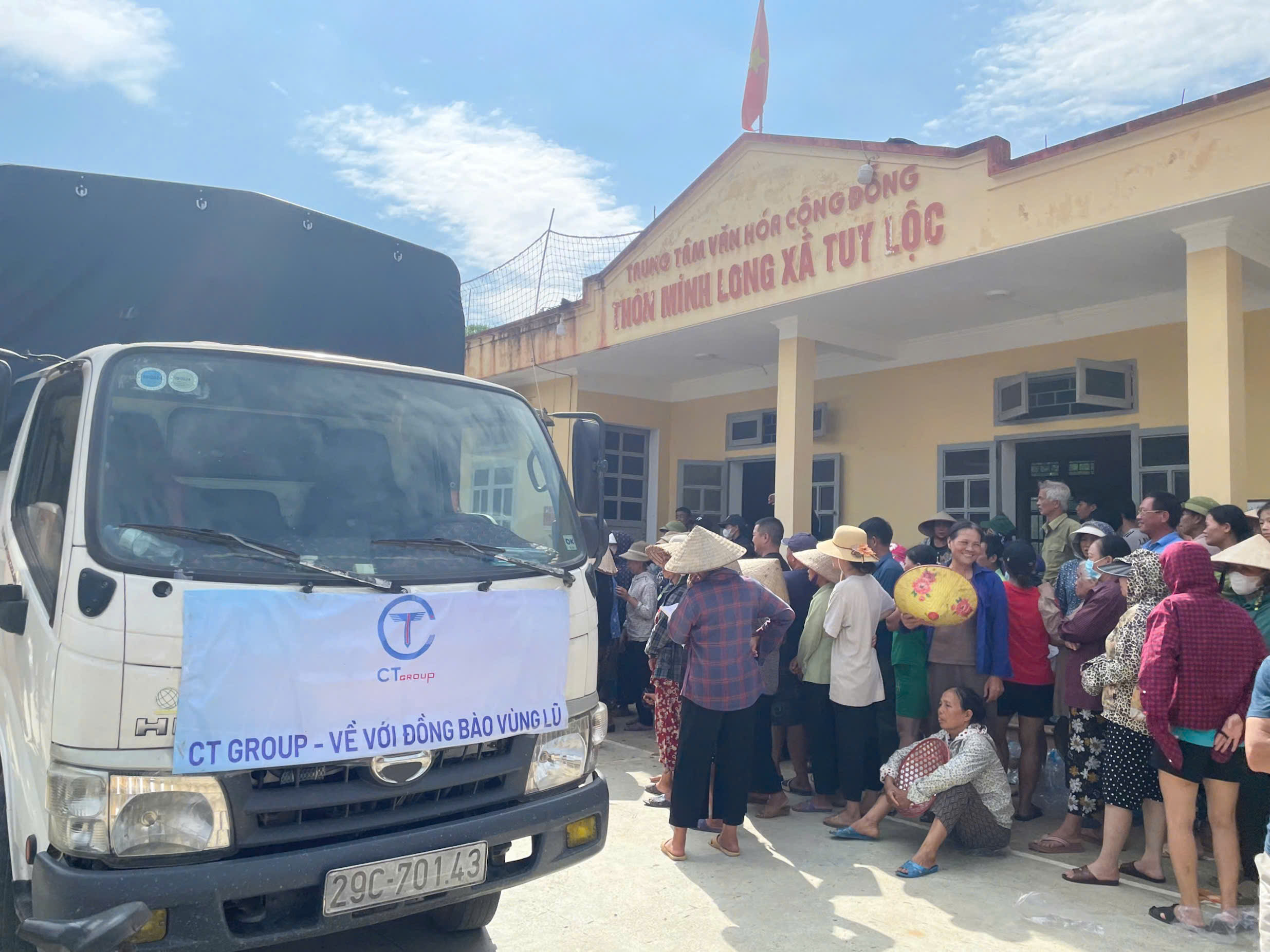 CT Group relief team comes to Yen Bai province